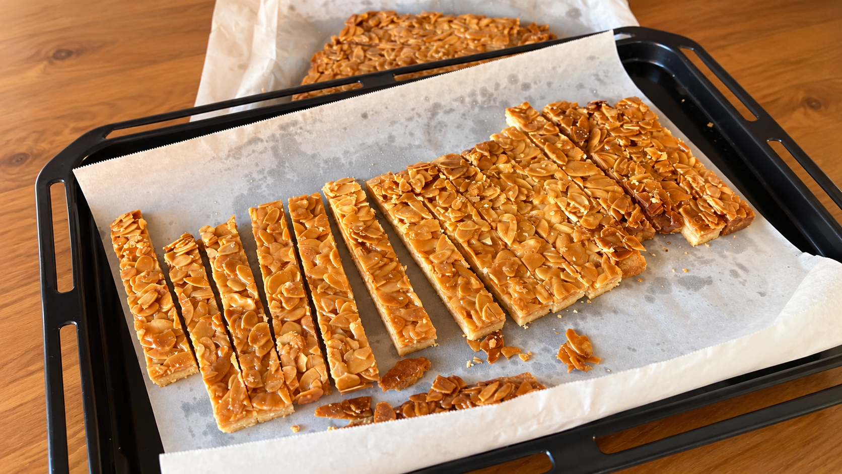 天板に並ぶアーモンドの焼き菓子